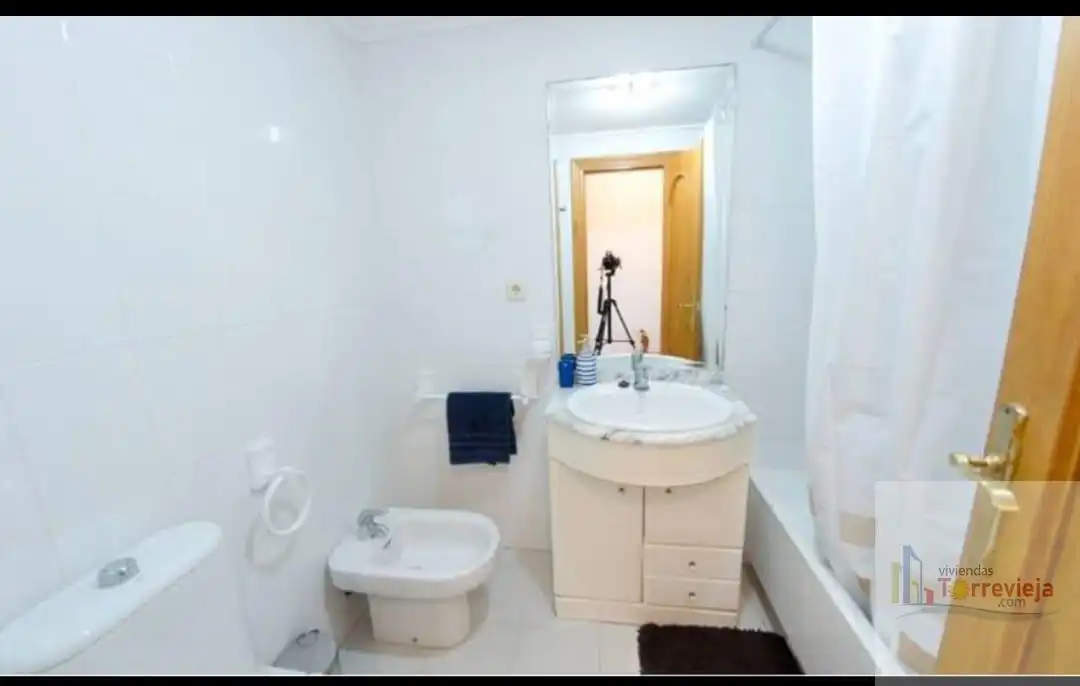 Baño de Ático en venta en Torrevieja con Aire acondicionado, Terraza y Piscina comunitaria