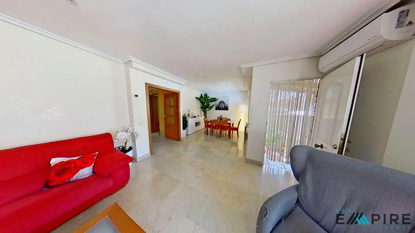 Sala d'estar de Casa adosada en venda en Parla amb Aire condicionat, Calefacció i Terrassa
