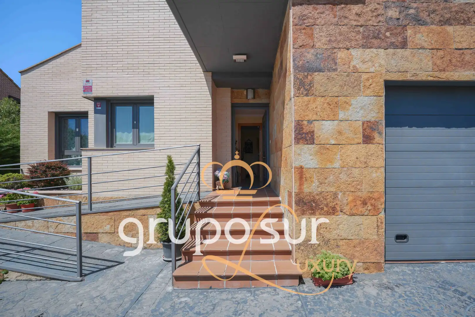 Vista exterior de Casa o chalet en venta en Aldeamayor de San Martín con Calefacción, Jardín privado y Terraza