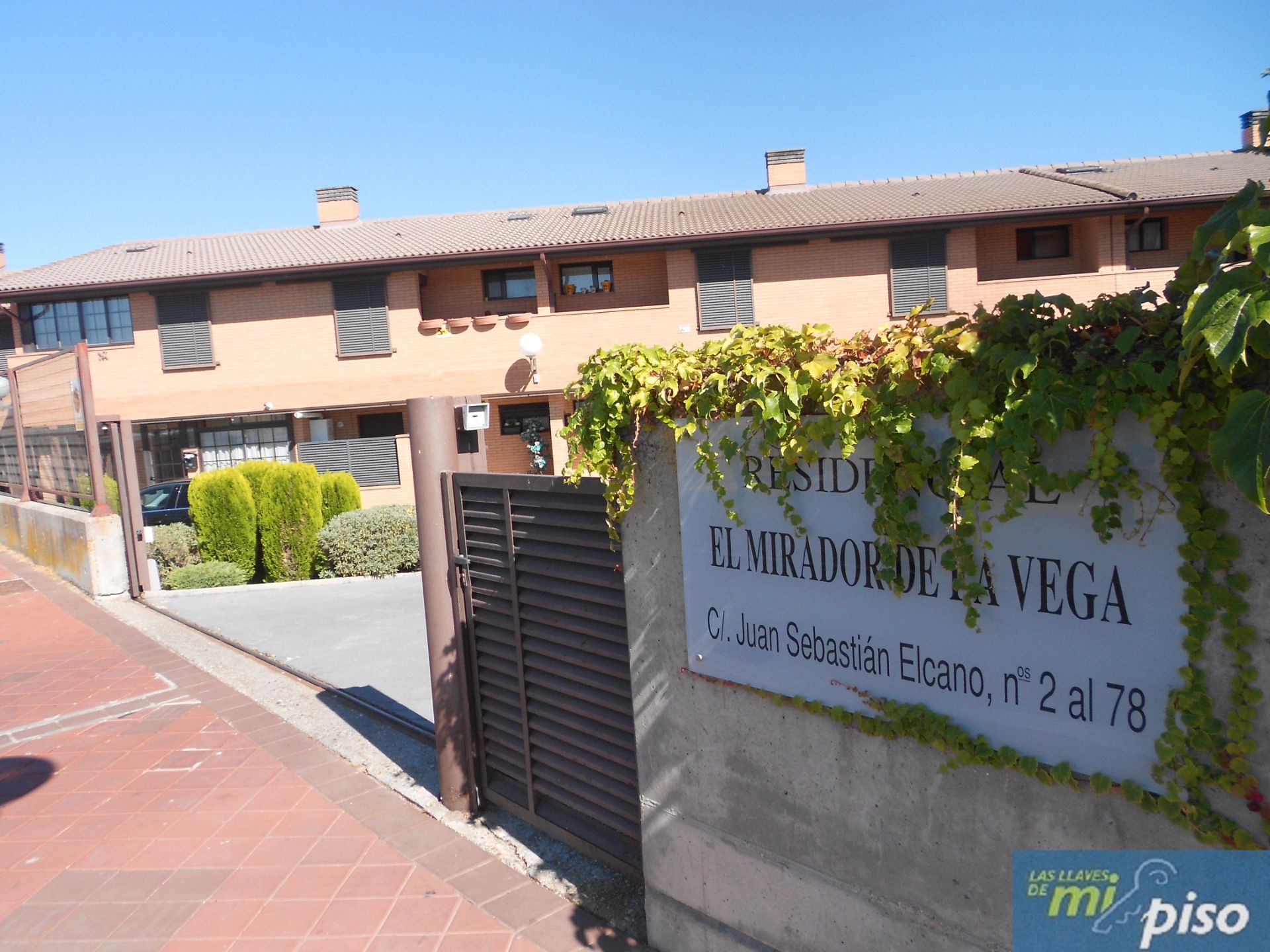 Vista exterior de Casa adosada en venda en Arroyo de la Encomienda amb Calefacció, Parquet i Terrassa