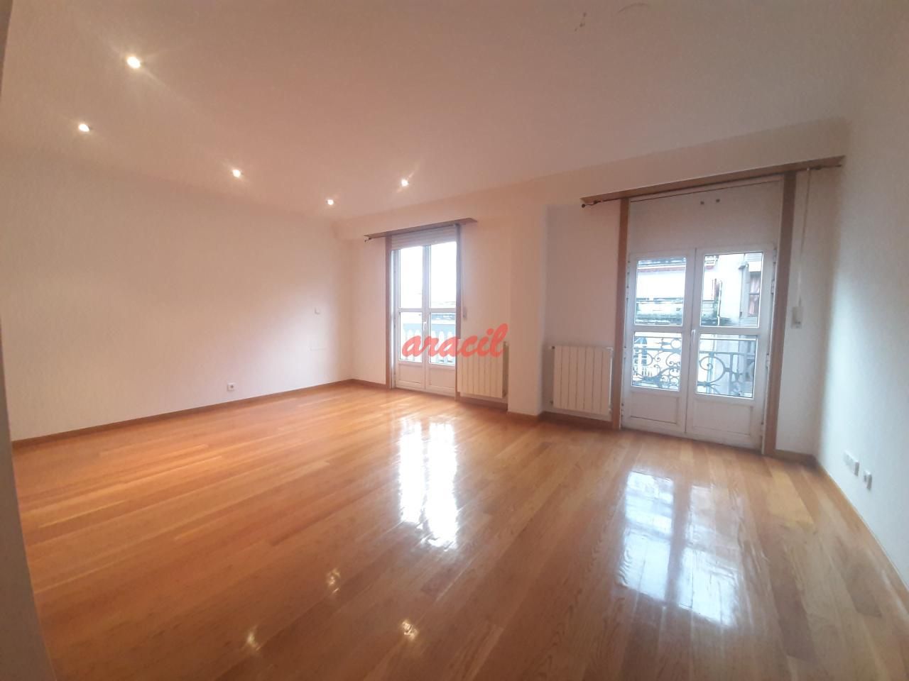 Dormitori de Pis de lloguer en Ourense Capital  amb Calefacció, Traster i Balcó