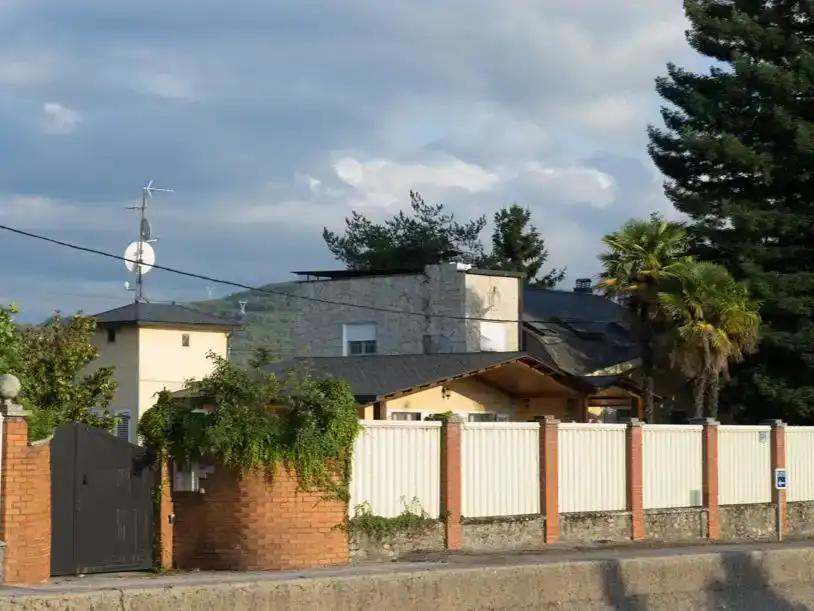 Vista exterior de Casa o xalet en venda en Ponferrada amb Piscina i Balcó