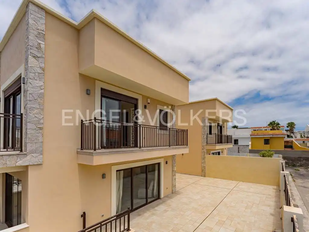Vista exterior de Casa o xalet en venda en Granadilla de Abona amb Aire condicionat, Terrassa i Piscina
