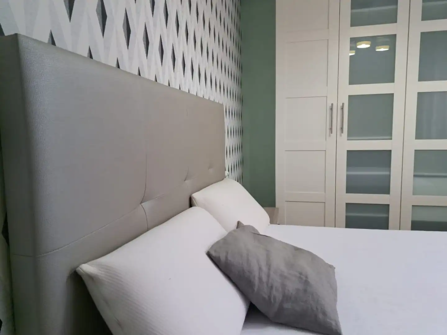 Schlafzimmer von Wohnungen zur Miete in Gijón  mit Heizung, Parkett und Balkon