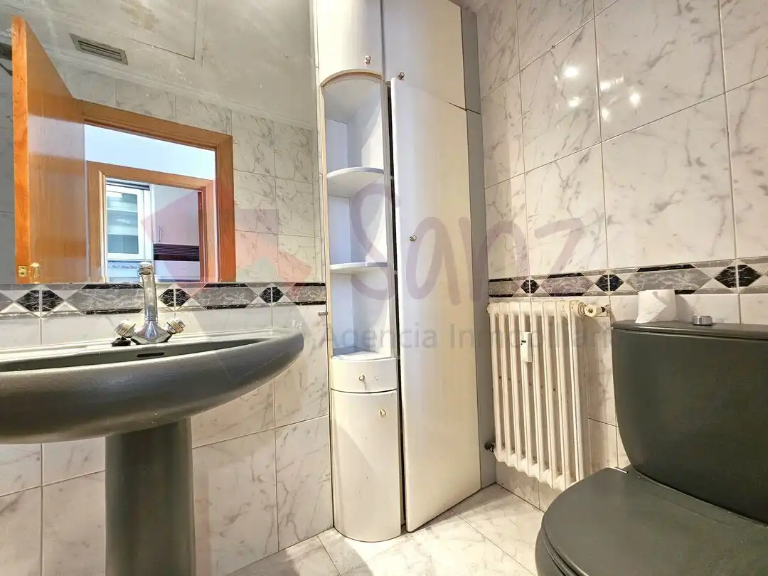 Bathroom of Flat for sale in  Logroño  with Air Conditioner and Heating