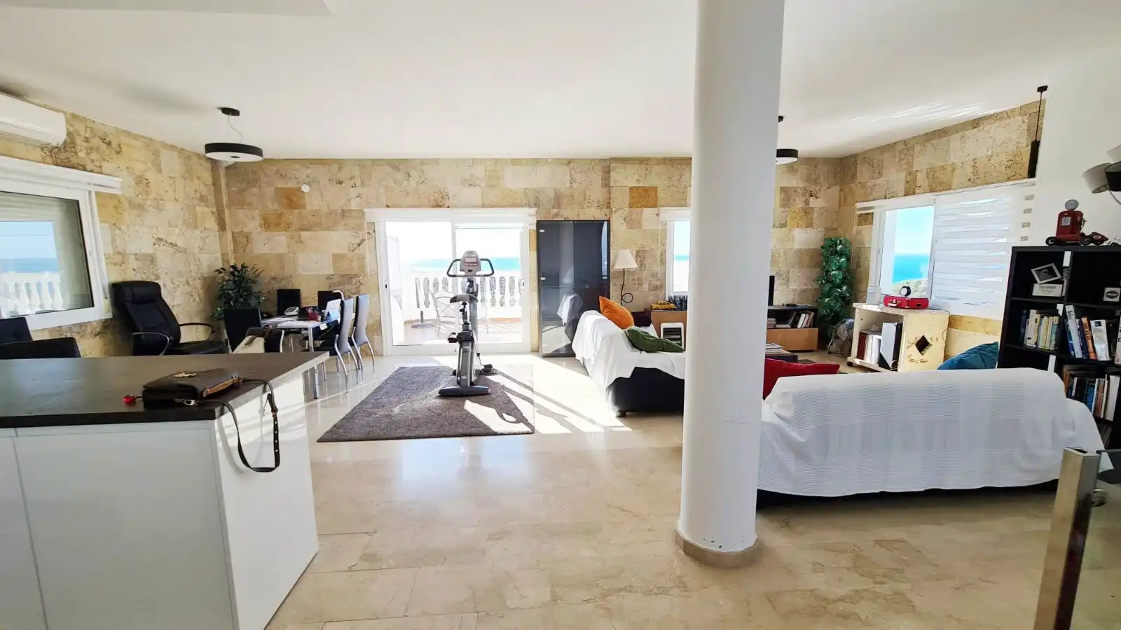 Sala d'estar de Casa o xalet en venda en Benalmádena amb Aire condicionat, Jardí privat i Terrassa