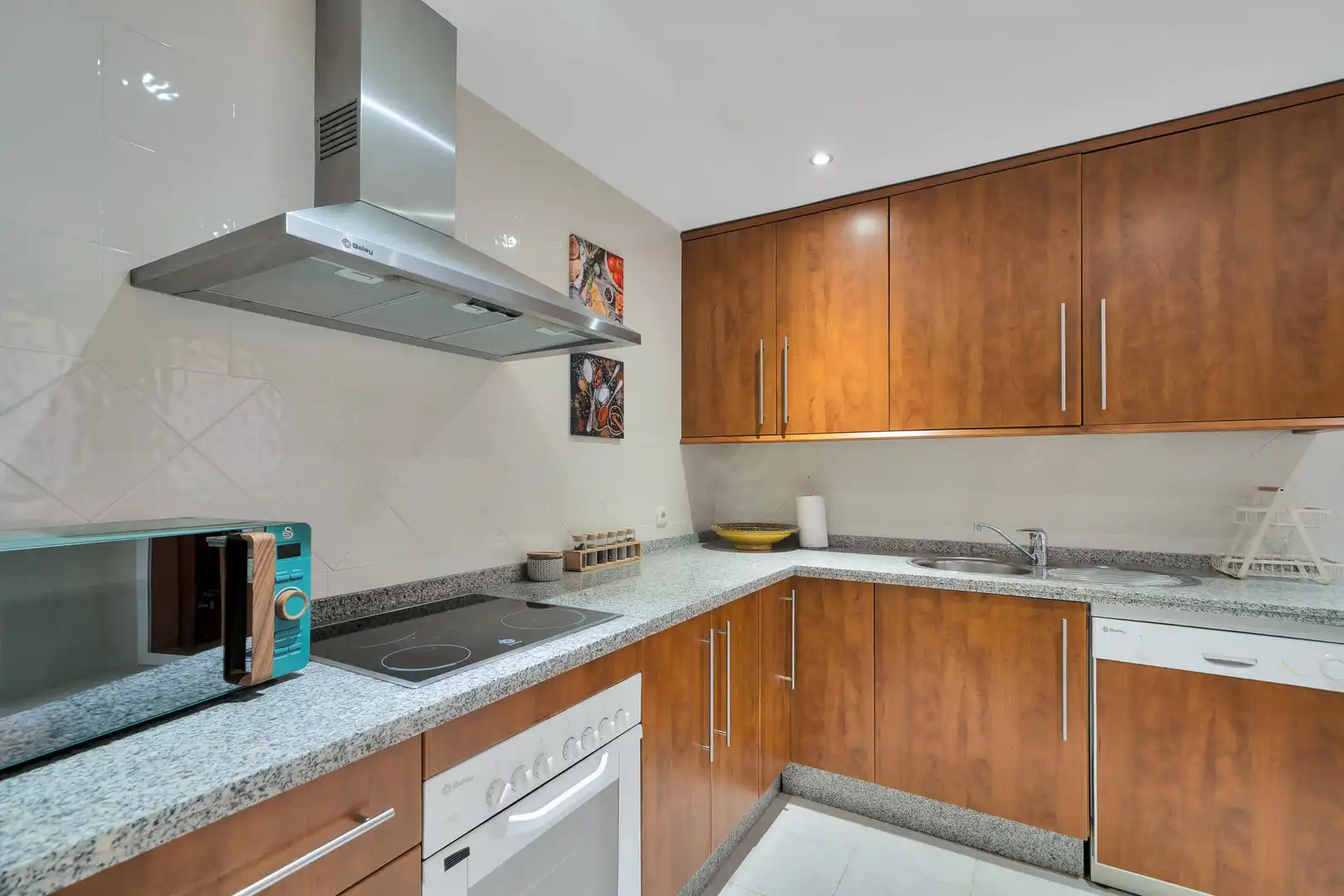 Cuina de Apartament de lloguer en Marbella amb Jardí privat, Terrassa i Moblat