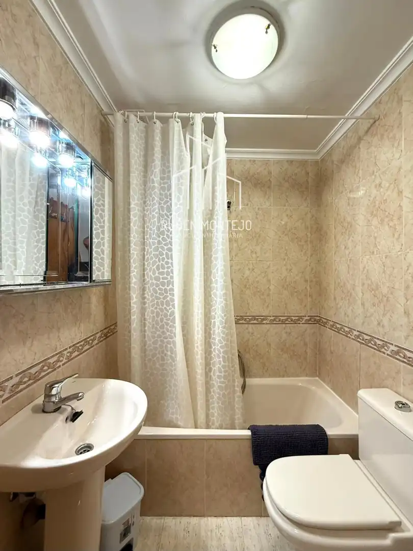 Bany de Apartament de lloguer en Salamanca amb Calefacció, Terrassa i Moblat