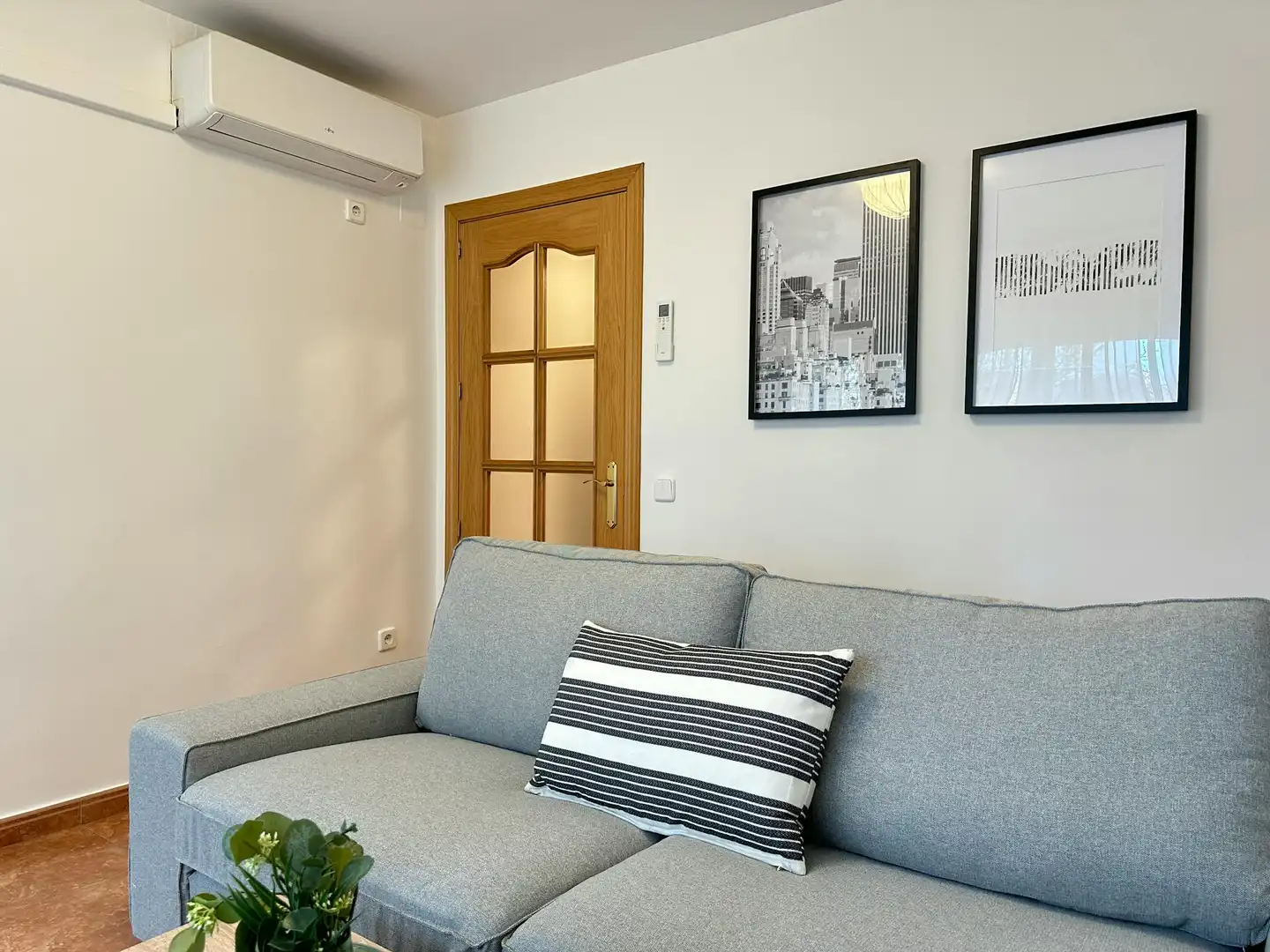 Living room of Flat for rent in Madrid  with Air Conditioner, Heating and Furnished