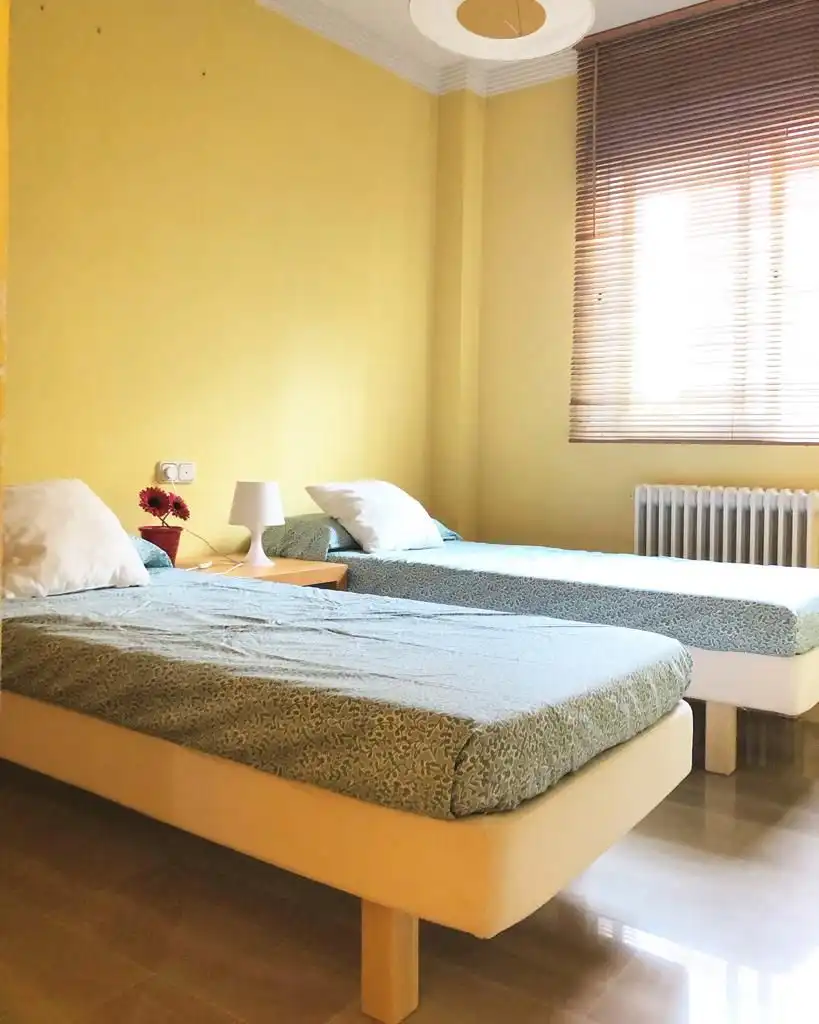 Habitación de Ático de alquiler en Villarrobledo con Aire acondicionado, Calefacción y Jardín privado