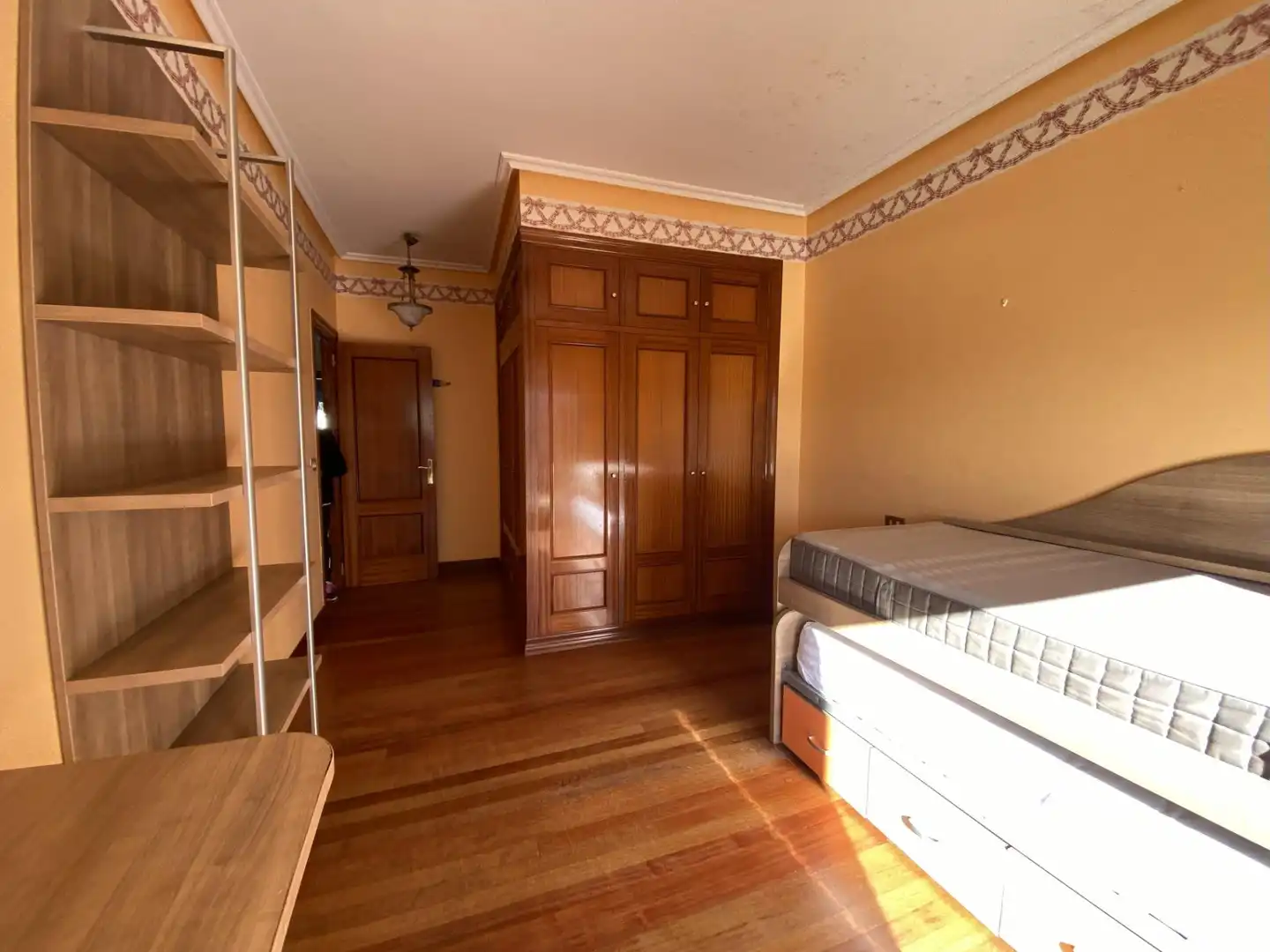 Habitación de Casa adosada en venta en Loiu con Calefacción, Jardín privado y Terraza