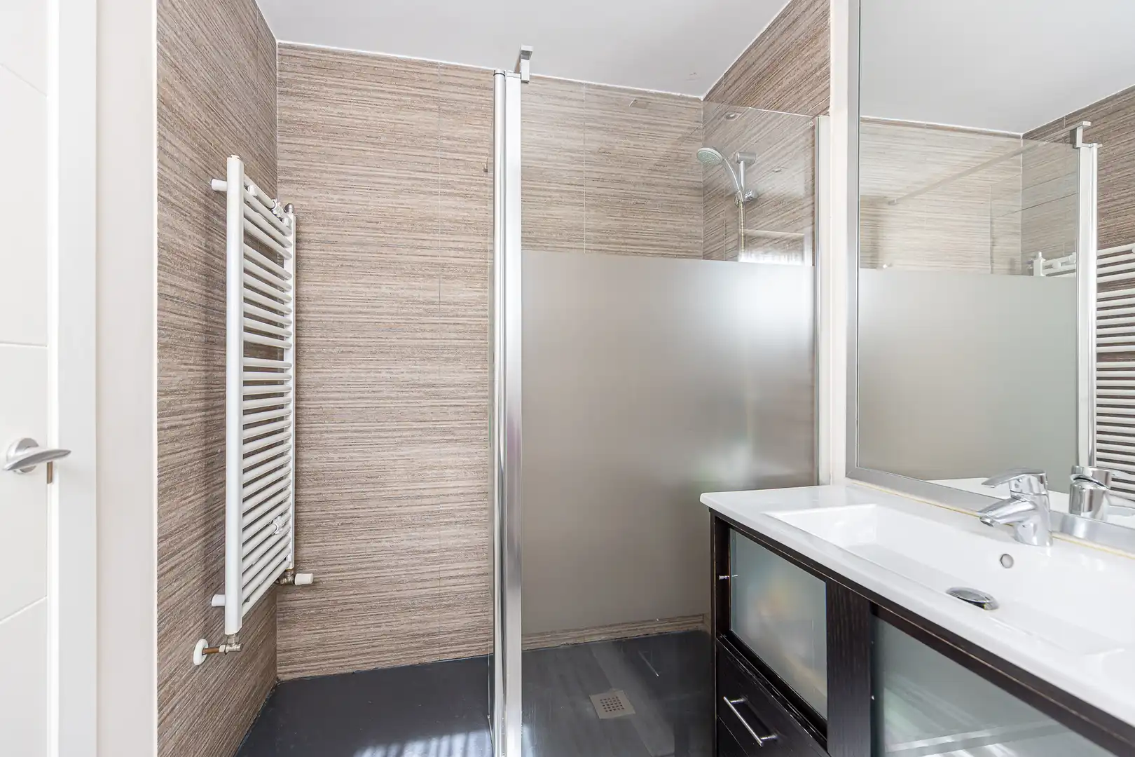 Badezimmer von Wohnung zum Verkauf in Madrid mit Klimaanlage, Heizung und Privatgarten