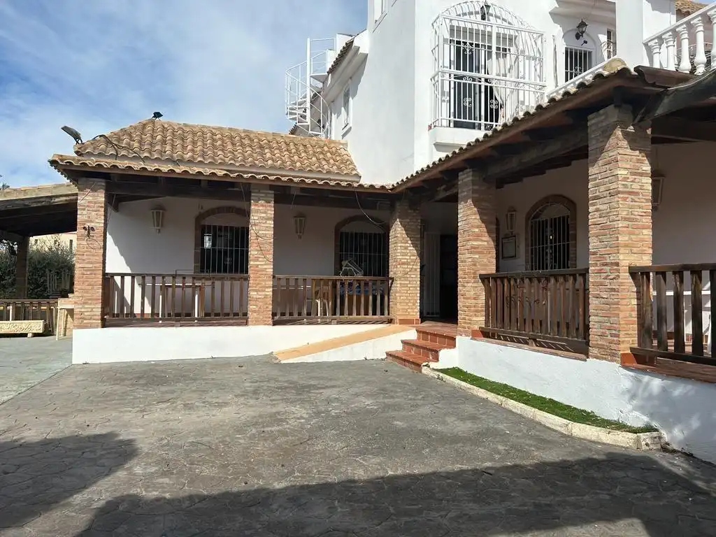 Vista exterior de Casa o xalet en venda en Orihuela amb Aire condicionat, Calefacció i Jardí privat