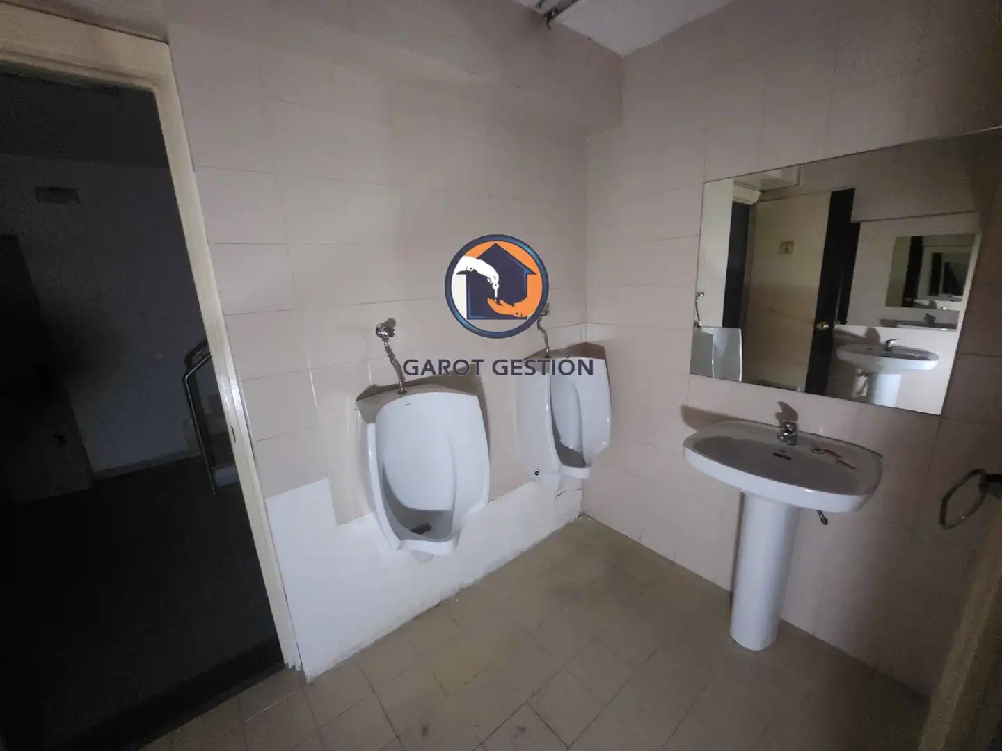 Bany de Local en venda en Madrid amb Aire condicionat i Internet