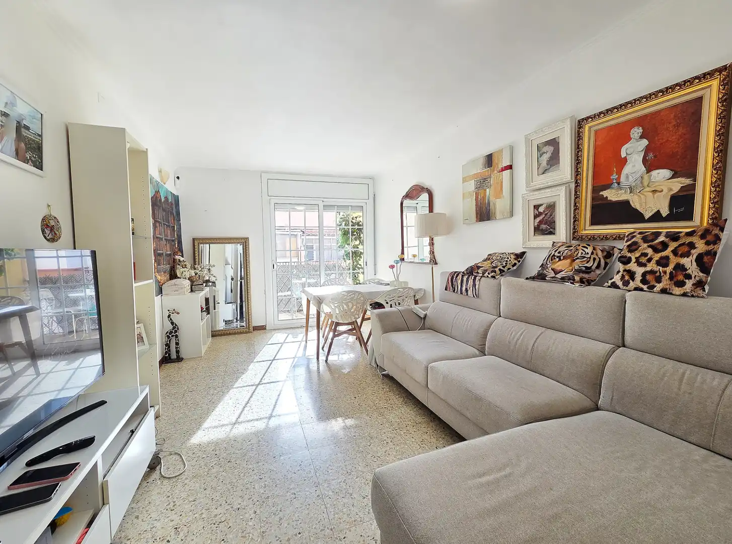 Wohnzimmer von Wohnung zum Verkauf in Cerdanyola del Vallès mit Ofen und Balkon