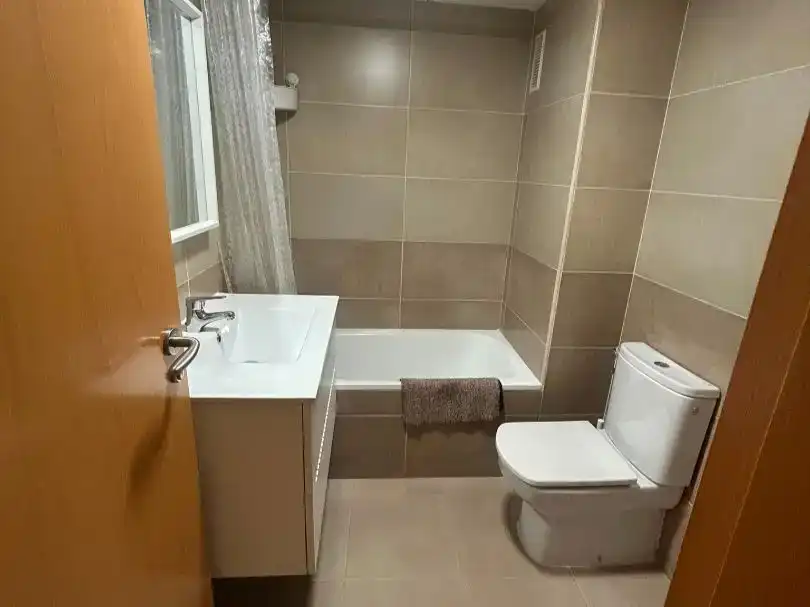Badezimmer von Wohnung zur Miete in Roquetas de Mar mit Klimaanlage, Schwimmbad und Balkon