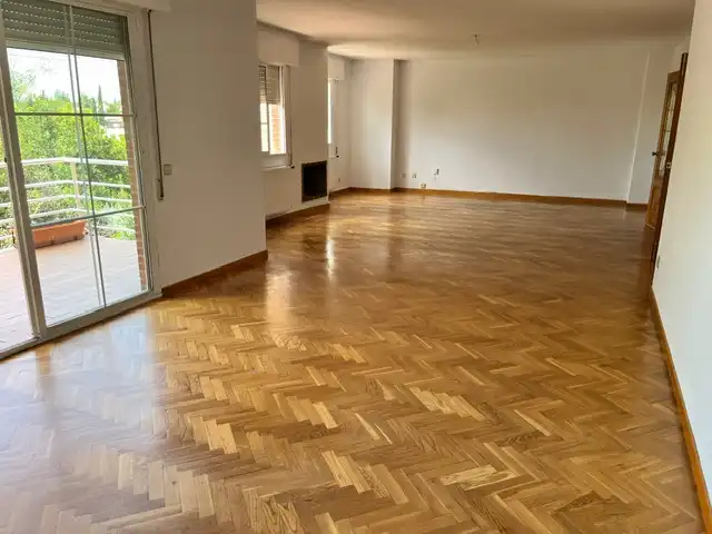 Sala d'estar de Casa o xalet en venda en Las Rozas de Madrid amb Calefacció, Jardí privat i Parquet