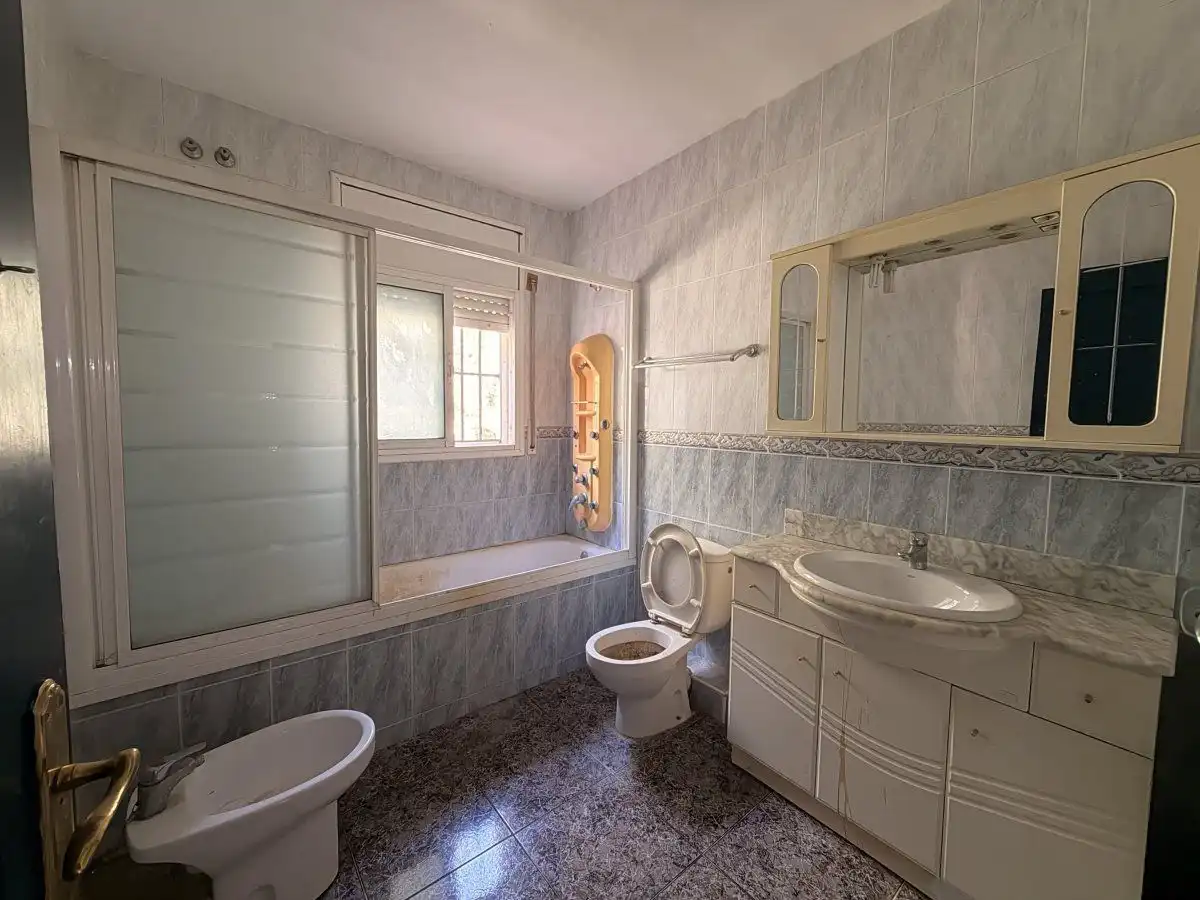 Badezimmer von Haus oder Chalet zum Verkauf in La Bisbal del Penedès mit Privatgarten, Schwimmbad und Balkon
