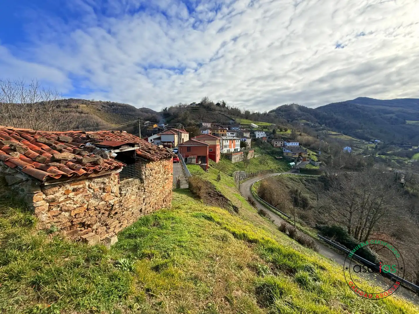 Außenansicht von Einfamilien-Reihenhaus zum Verkauf in Mieres (Asturias) mit Heizung, Möbliert und Balkon