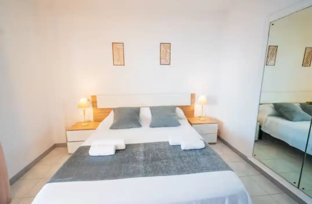 Schlafzimmer von Wohnungen zur Miete in Benidorm mit Klimaanlage, Parkett und Möbliert