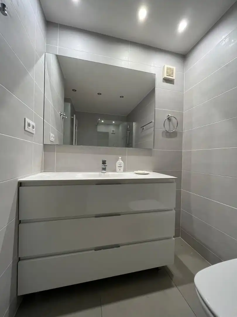 Badezimmer von Wohnung zum Verkauf in Barcelona mit Klimaanlage, Heizung und Parkett