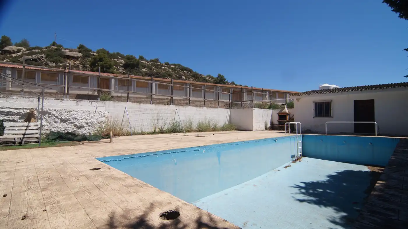 Schwimmbecken von Fabrikhallen zum Verkauf in Els Omellons mit Heizung