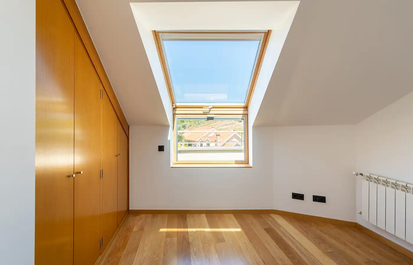 Schlafzimmer von Dachboden zum Verkauf in A Coruña Capital  mit Parkett, Terrasse und Abstellraum