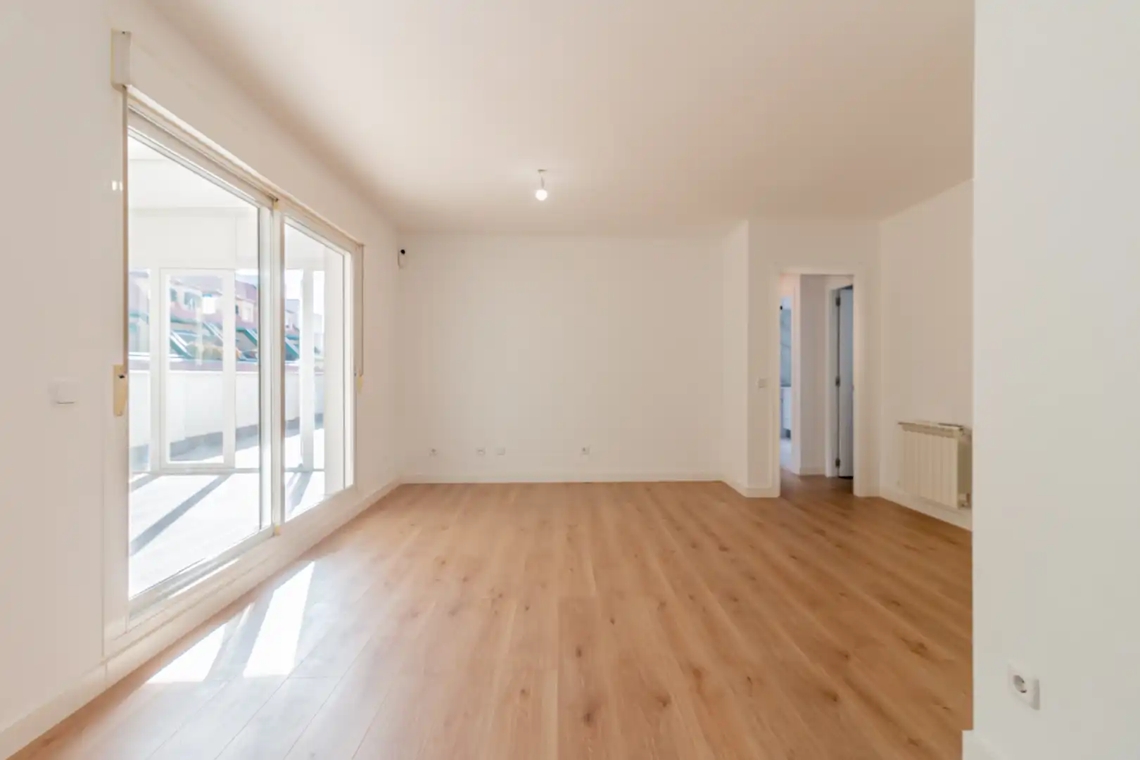 Sala d'estar de Àtic en venda en Alcalá de Henares amb Jardí privat, Terrassa i Alarma