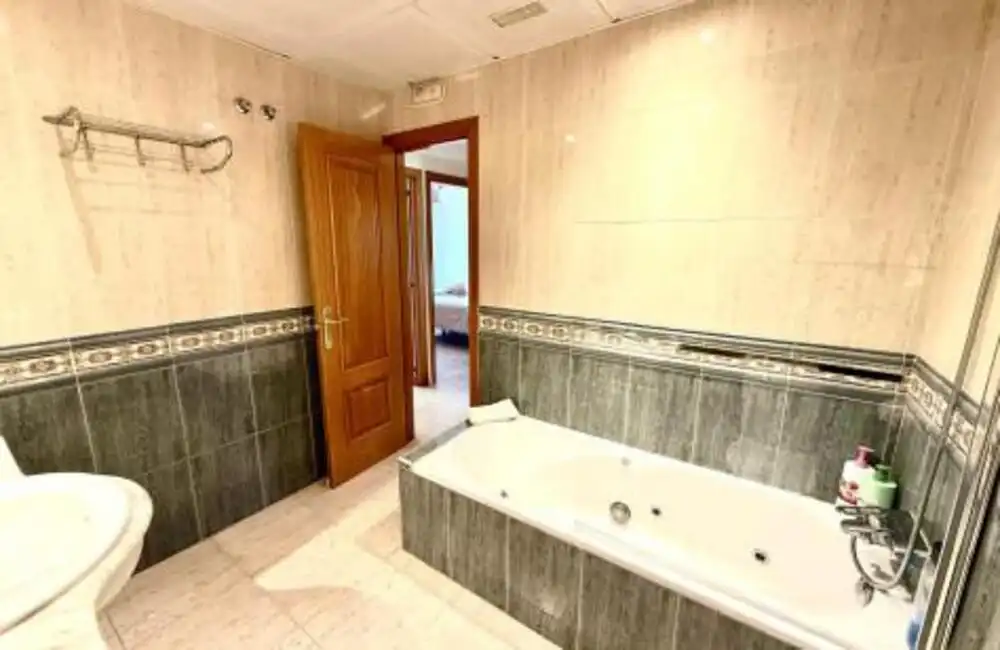 Bany de Dúplex de lloguer en Marbella amb Aire condicionat, Terrassa i Piscina