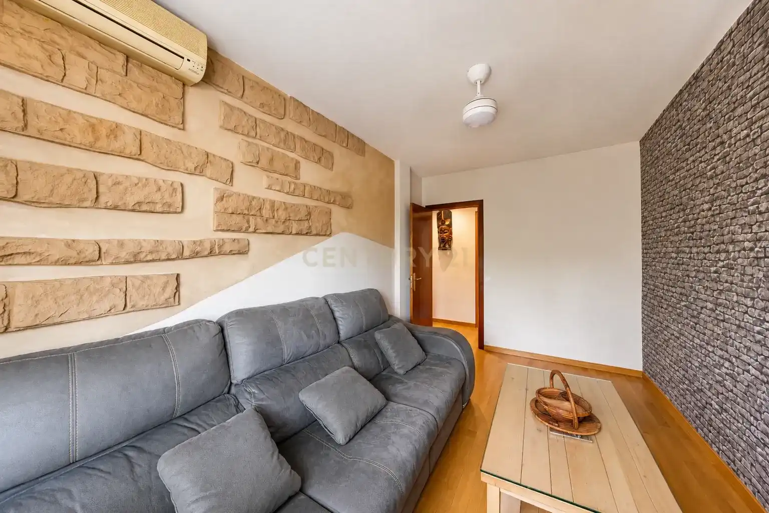 Sala d'estar de Pis en venda en Parets del Vallès amb Aire condicionat, Traster i Piscina comunitària