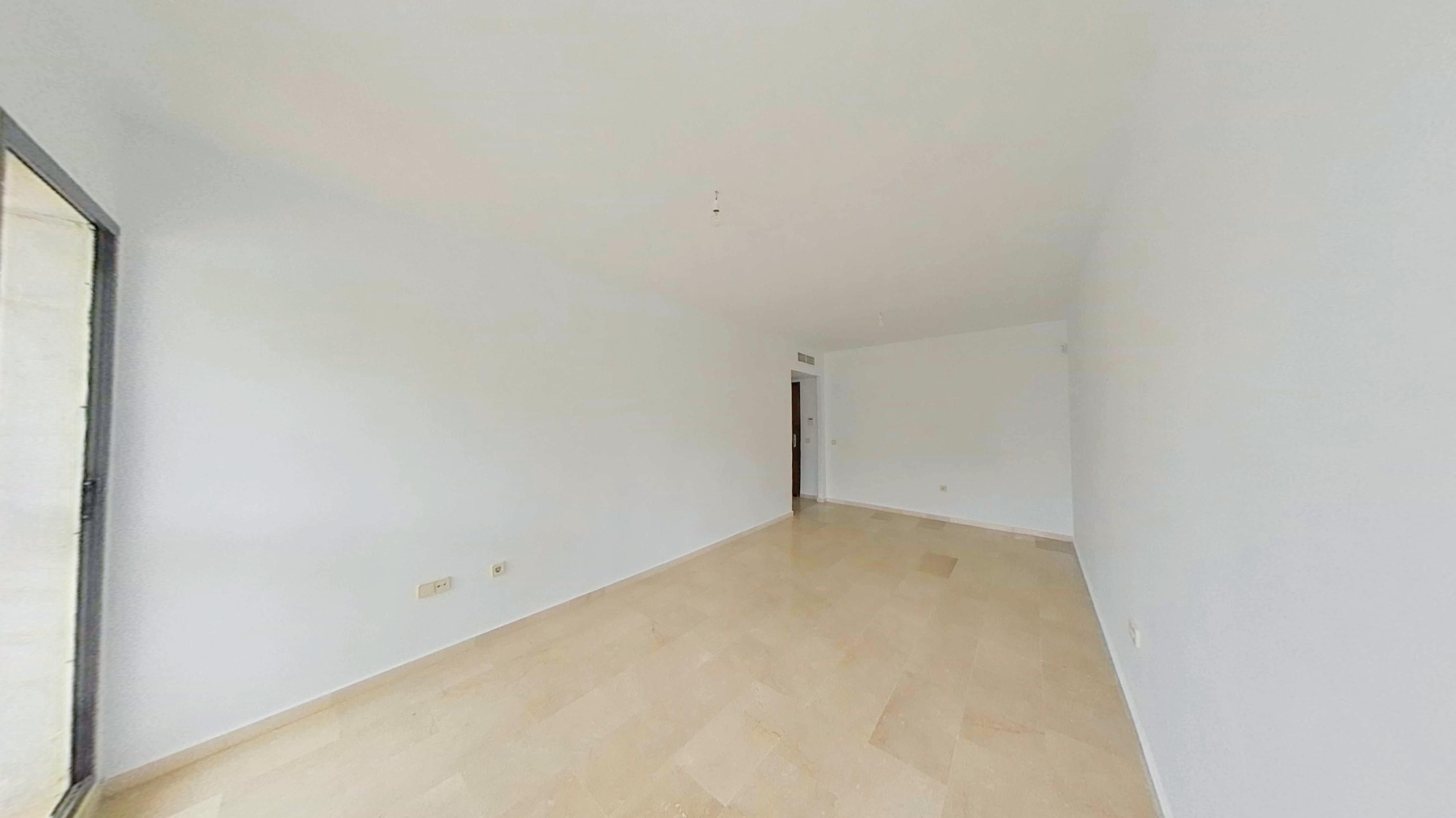 Sala d'estar de Pis en venda en Estepona amb Aire condicionat, Jardí privat i Terrassa