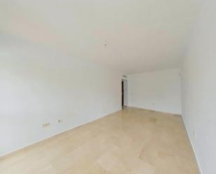 Living room of Flat for sale in Estepona  with Air Conditioner, Private garden and Terrace