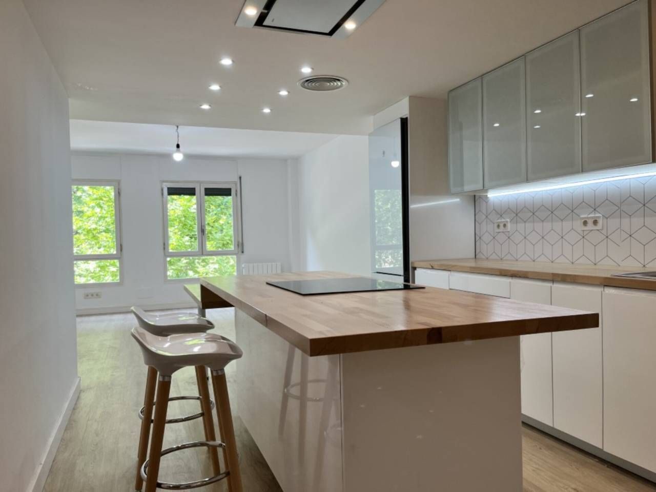 Cocina de Piso de alquiler en Girona Capital con Aire acondicionado, Calefacción y Balcón