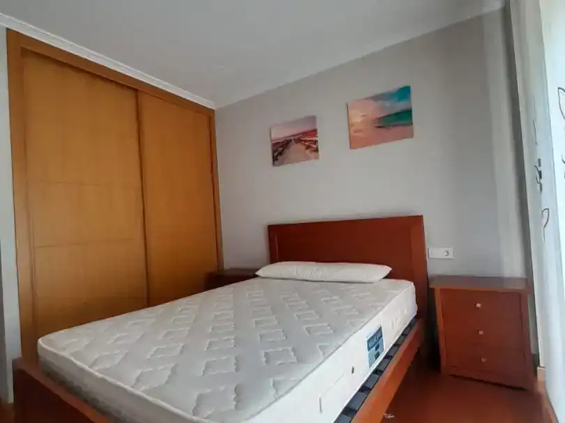 Schlafzimmer von Wohnung zur Miete in Santiago de Compostela  mit Balkon