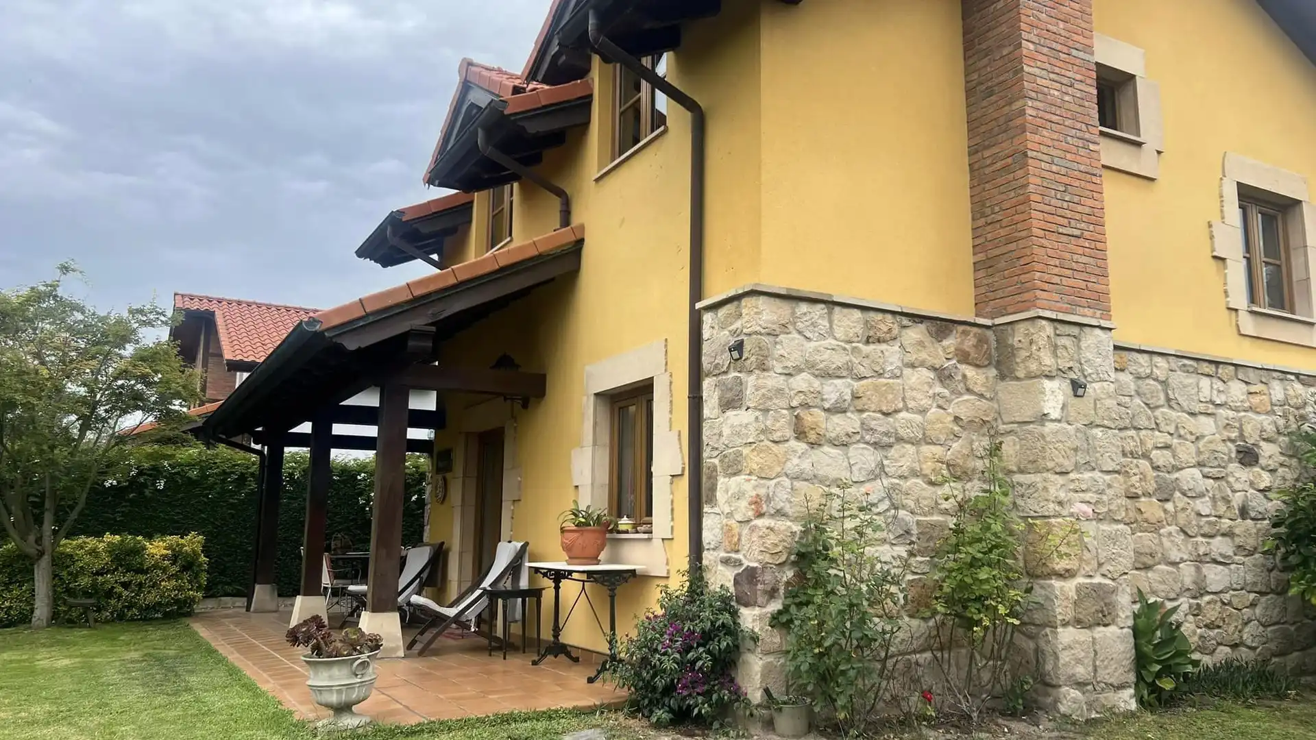 Außenansicht von Haus oder Chalet zum Verkauf in Suances mit Heizung, Privatgarten und Parkett
