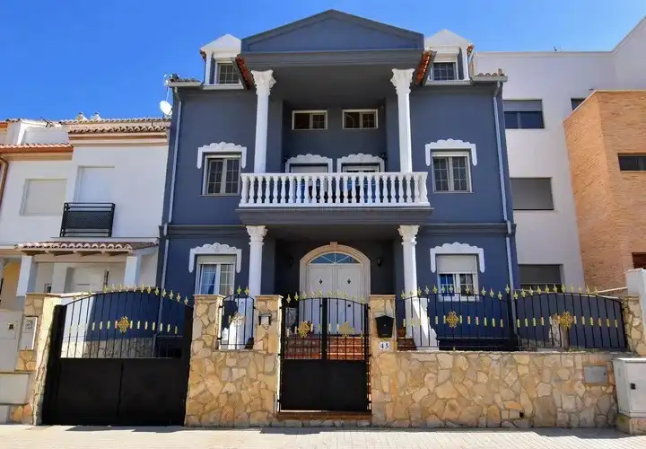 Terraced house for sale in Canals
