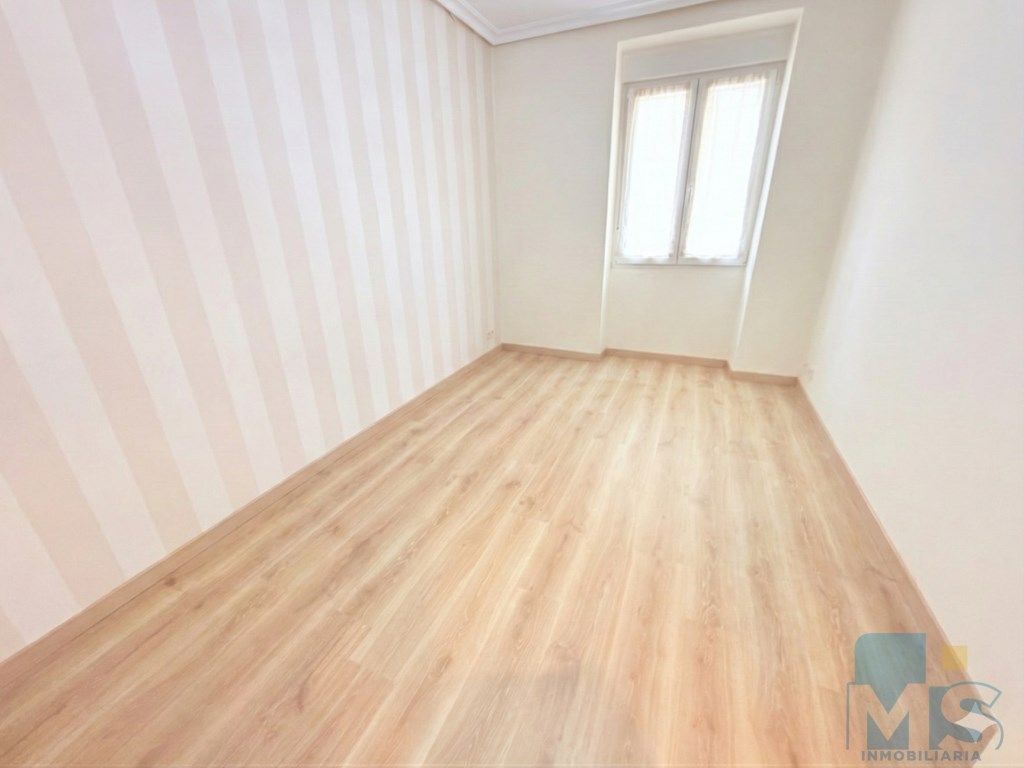 Bedroom of Flat for sale in Irun 