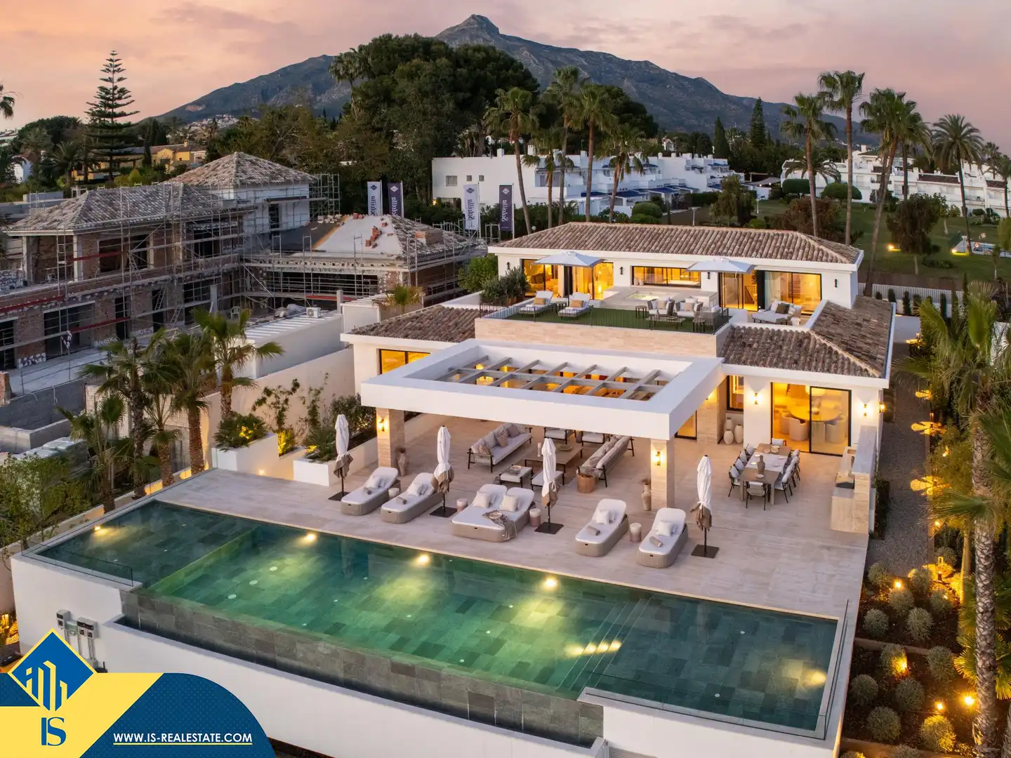Chalet con piscina en venta en Nueva Andalucía