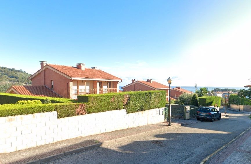Vista exterior de Casa adosada en venda en Castro-Urdiales amb Calefacció, Jardí privat i Parquet