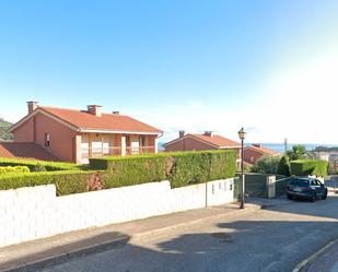 Vista exterior de Casa adosada en venda en Castro-Urdiales amb Calefacció, Jardí privat i Parquet