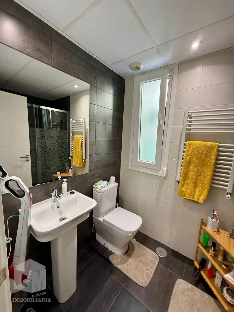 Badezimmer von Einfamilien-Reihenhaus zum Verkauf in Arroyomolinos (Madrid) mit Klimaanlage, Heizung und Privatgarten