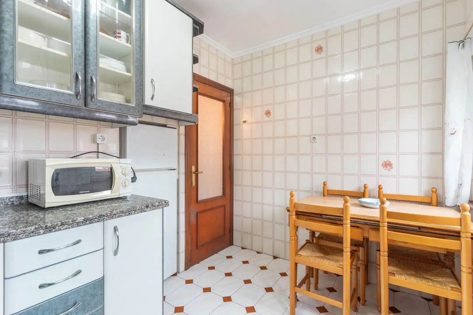 Cuina de Pis en venda en Oviedo  amb Calefacció, Terrassa i Moblat