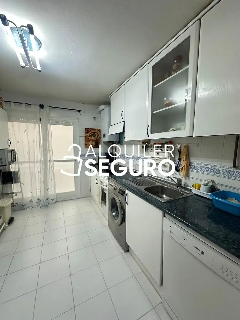 Cuina de Pis de lloguer en Fuenlabrada amb Aire condicionat, Calefacció i Moblat
