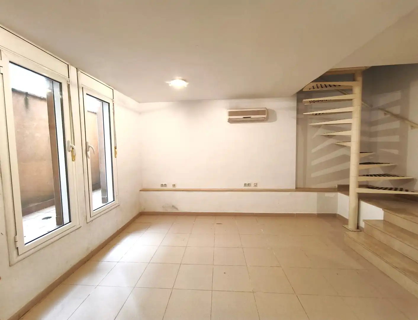 Büro zum Verkauf in Girona mit Klimaanlage, Heizung und Terrasse