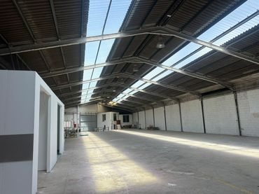Industrial building to rent in Silla
