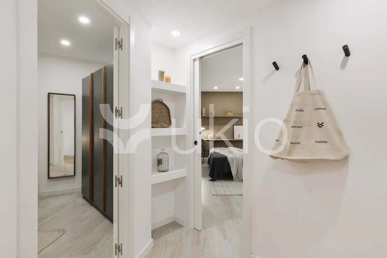 Dormitori de Apartament de lloguer en Barcelona amb Aire condicionat, Calefacció i Moblat