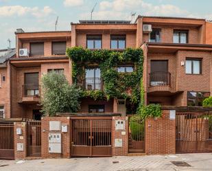 Exterior view of Single-family semi-detached for sale in  Madrid Capital  with Air Conditioner, Terrace and Balcony