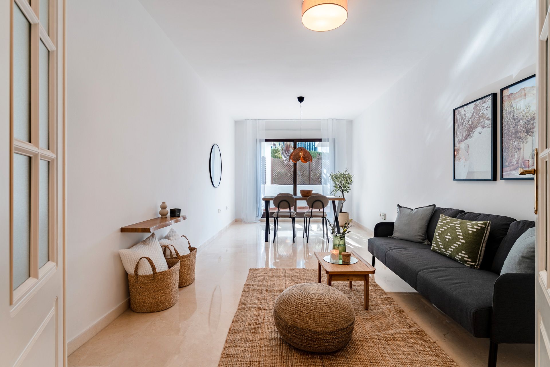 Living room of Flat for sale in Estepona  with Air Conditioner, Terrace and Furnished