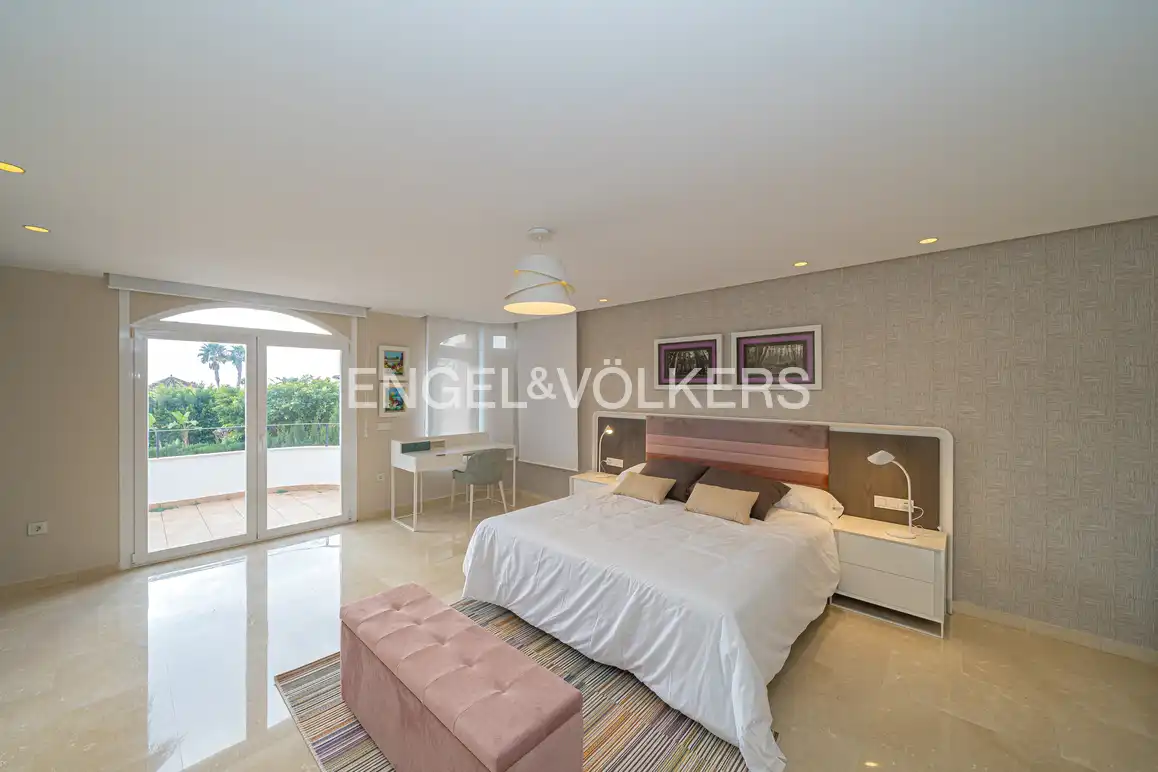 Dormitori de Casa o xalet en venda en L'Alfàs del Pi amb Aire condicionat, Jardí privat i Piscina