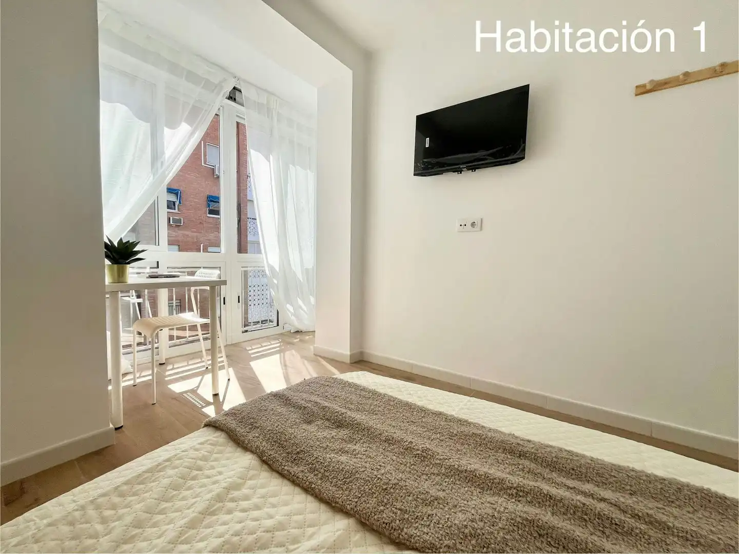 Bedroom of Flat for share in Sevilla  with Furnished, Washing machine and TV